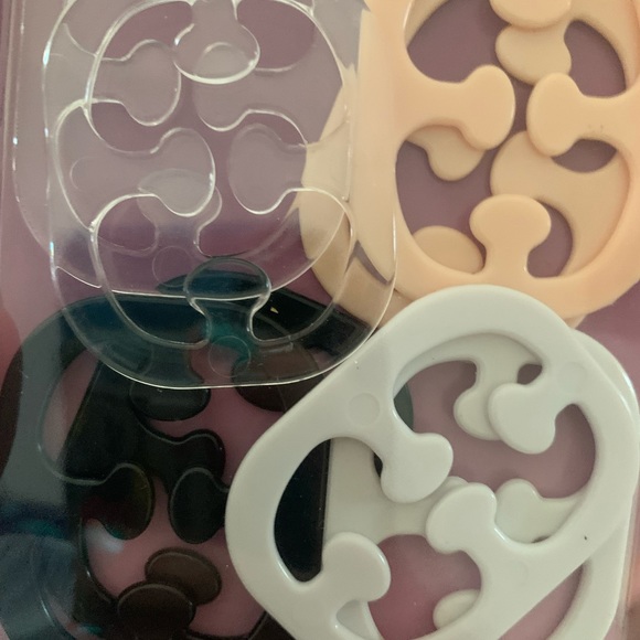 Smart Bra Clips Hides Bra Strap 8 Pack of 2 White 2 Black 2 Nude 2 Clear - Picture 4 of 5